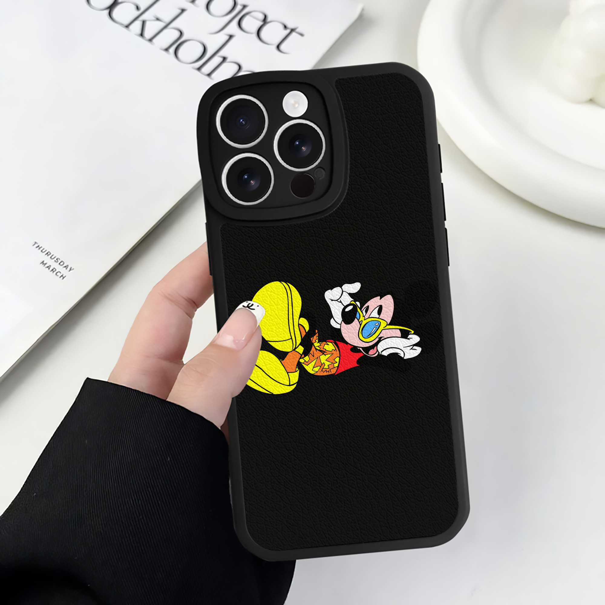 （画像用） ミッキーマウス Mickey Mouse 【iPhone 16シリーズ対応】シリコンスマホケース（レザー調） 材質：シリコン